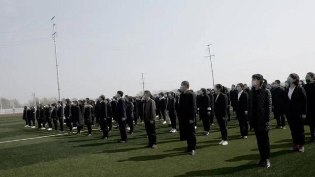 南陽一完學(xué)校志哀活動(dòng)：高中部的校長(zhǎng)講話火了