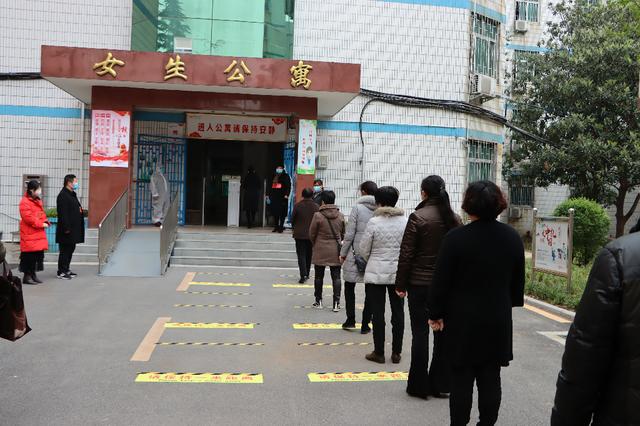 市教育局對南陽一中、南陽五中高三開學(xué)準(zhǔn)備工作開展檢查驗(yàn)收