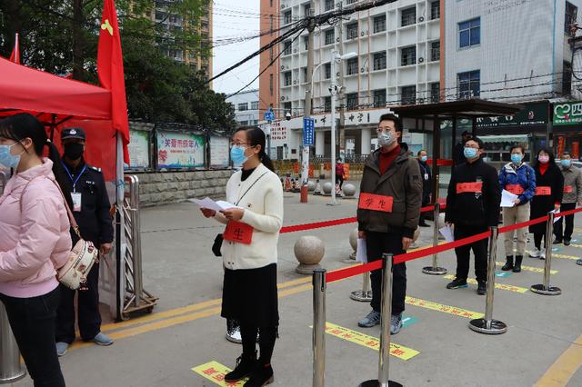市教育局對南陽一中、南陽五中高三開學(xué)準(zhǔn)備工作開展檢查驗(yàn)收