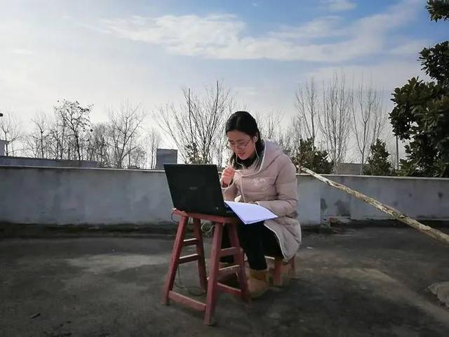 南陽一完初中部女老師，在村子里找方法上網(wǎng)課